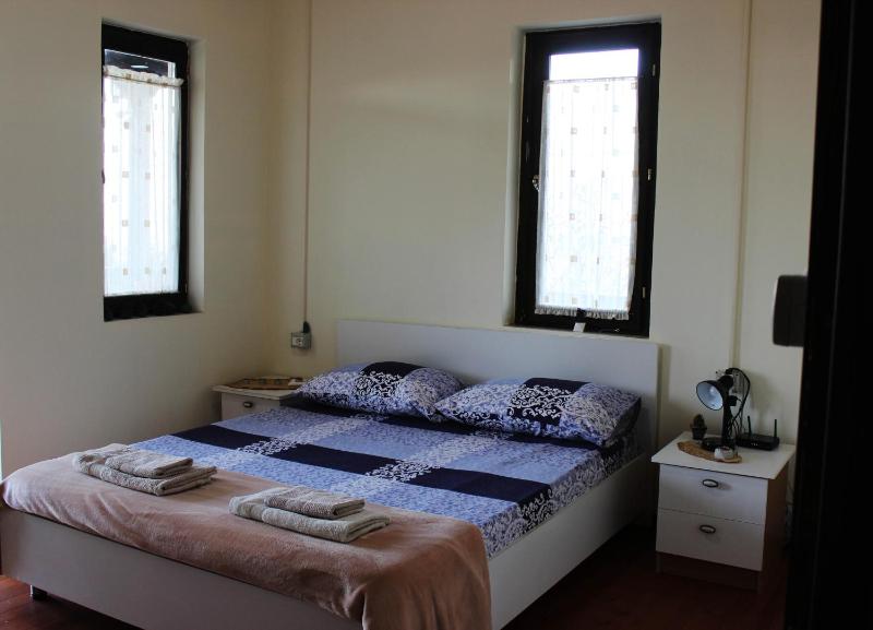 Quiet Villa Near Berat - Scenic Balcony & Garden - image 2