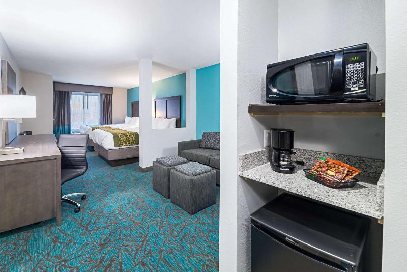Queen Suite with Two Queen Beds - Non-Smoking image 2