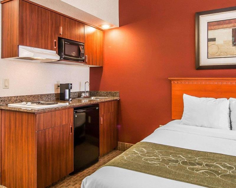 Executive Queen Suite with Two Queen Beds - Non-Smoking image 1
