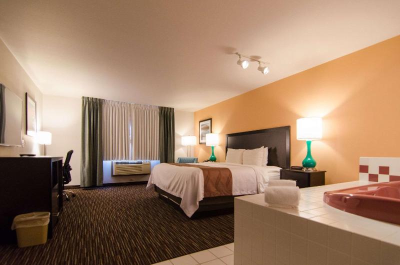 King Suite with Jacuzzi - Non-Smoking (Dorena) image 3