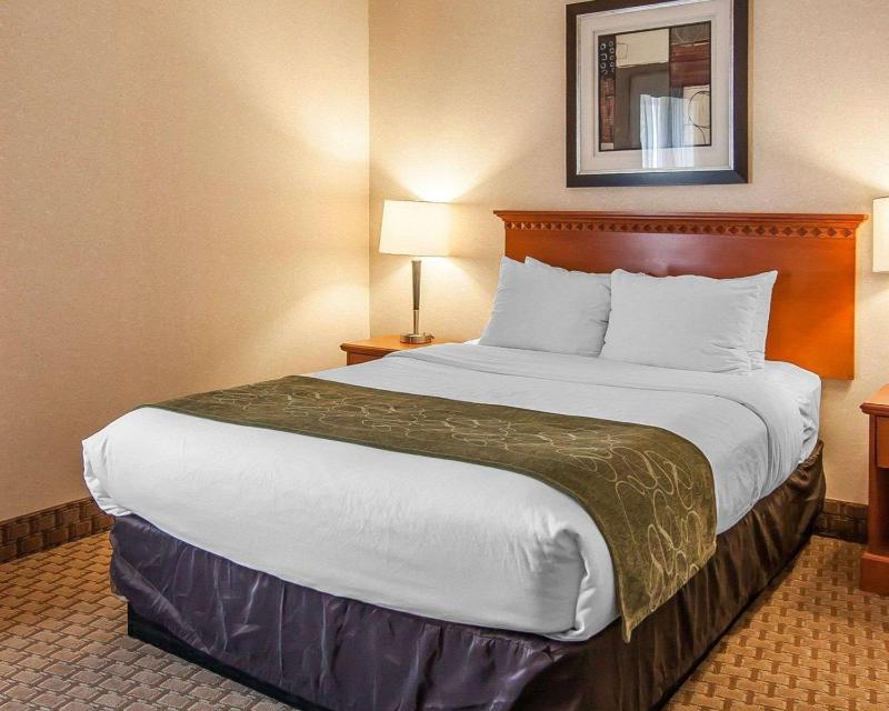 Executive Queen Suite with Two Queen Beds - Non-Smoking image 3