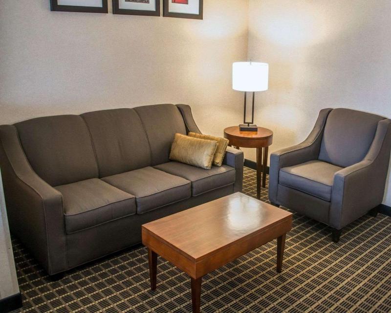 Queen Suite - Non-Smoking image 2