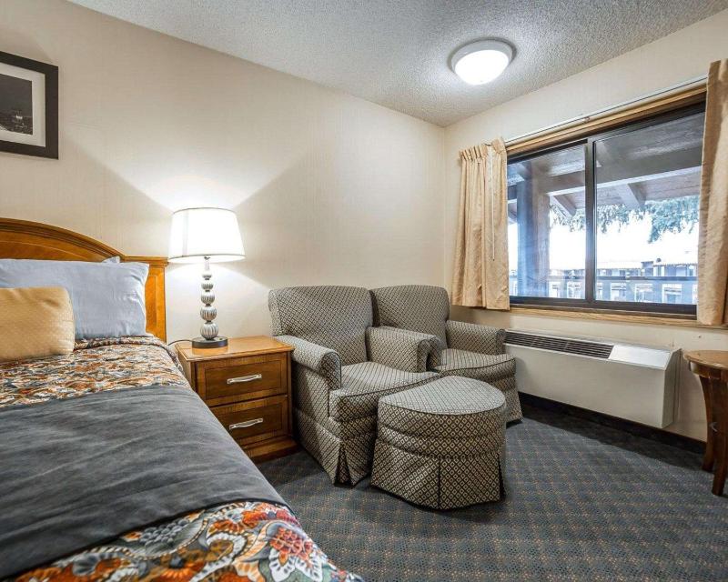 Queen Room with Two Queen Beds - Non-Smoking image 3