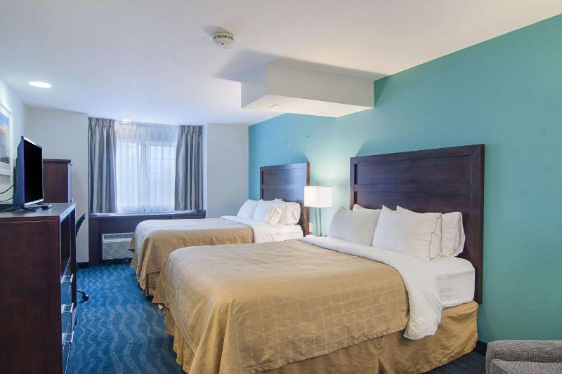 Queen Room with Two Queen Beds - Non-Smoking image 4