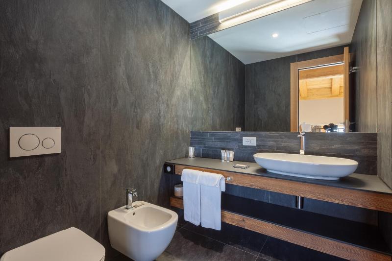 One-Bedroom Suite image 3