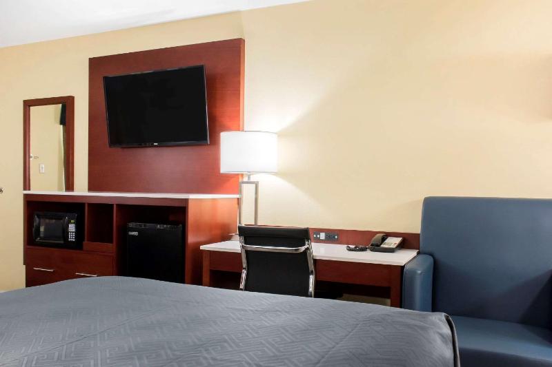 Standard Queen Room with Two Queen Beds - Non-Smoking image 2