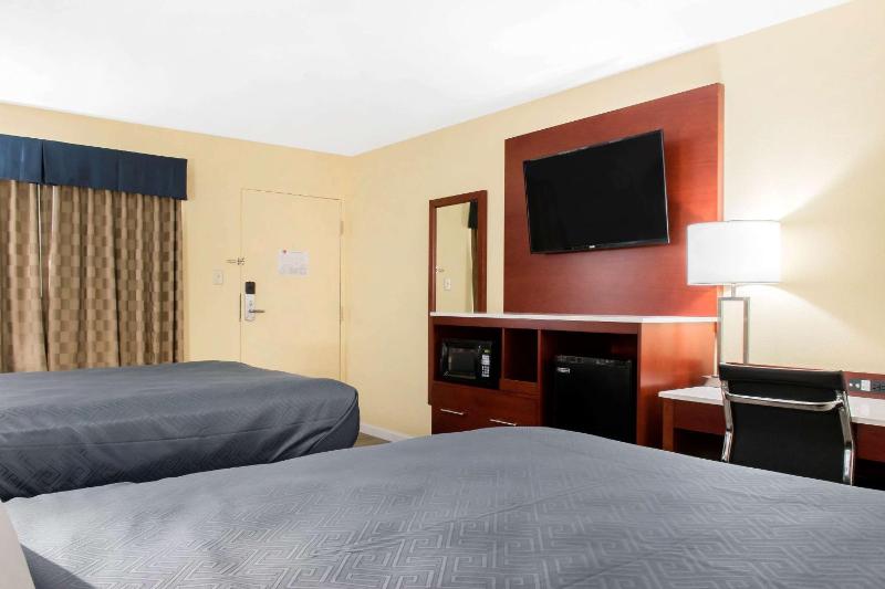 Standard Queen Room with Two Queen Beds - Non-Smoking image 3