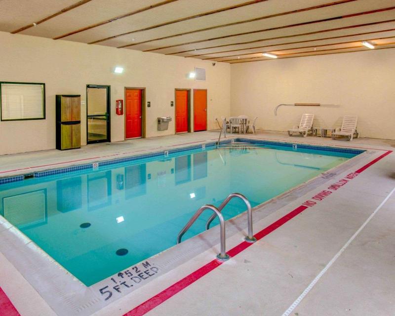Comfort Suites Pittsburgh Airport - image 6