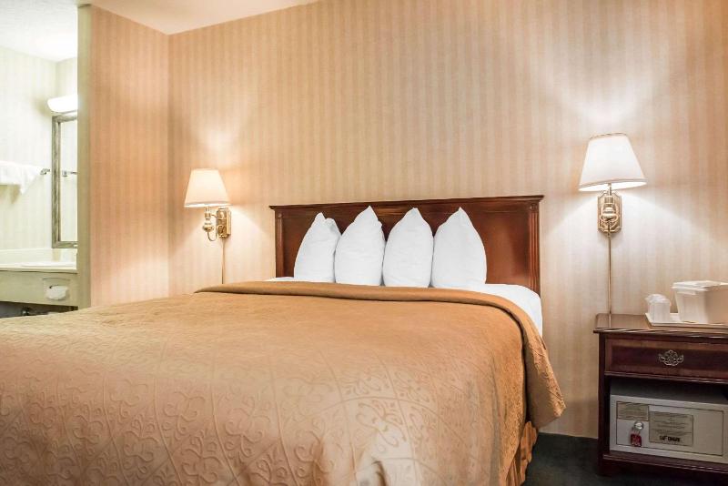 Quality Inn Pittsburgh Airport - image 9