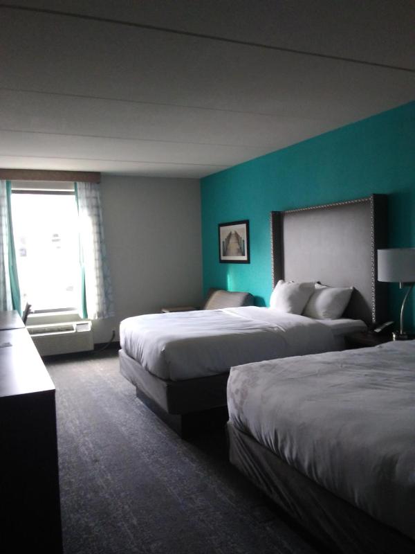 Executive Queen Room with Two Queen Beds and Sofa Bed image 4