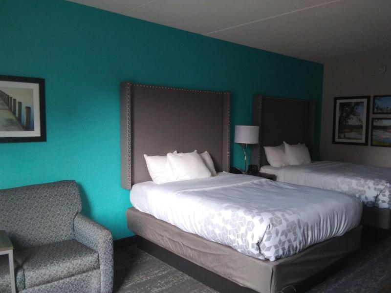 Executive Queen Room with Two Queen Beds and Sofa Bed image 3