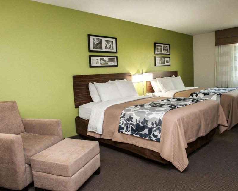 Queen Room with Two Queen Beds - Non-Smoking image 1