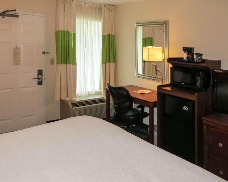 King Room with Roll-In Shower - Accessible/Non-Smoking image 3