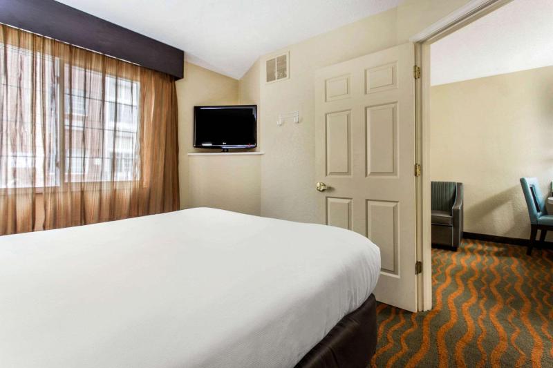 One-Bedroom Queen Suite with Sofa Bed - Non-Smoking image 3