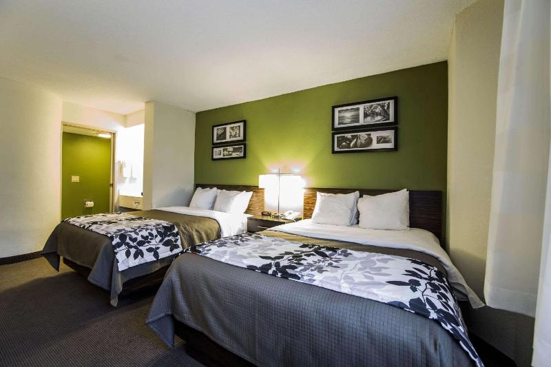 Queen Room with Two Queen Beds - Non-Smoking image 2