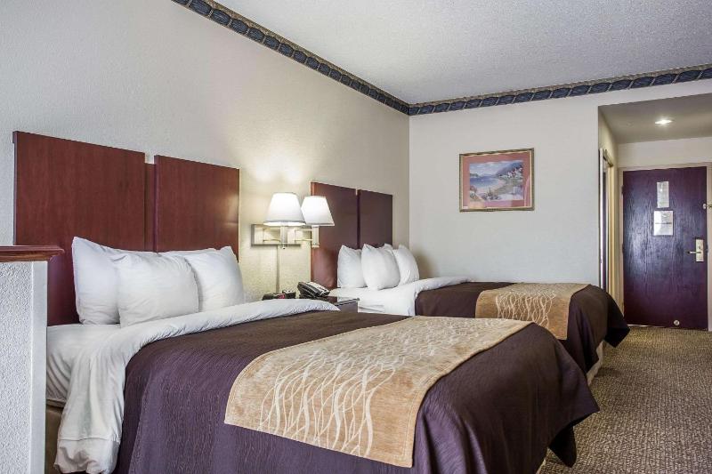 Queen Room with Two Queen Beds - Non-Smoking image 4