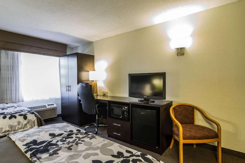 Queen Room with Two Queen Beds - Non-Smoking image 2