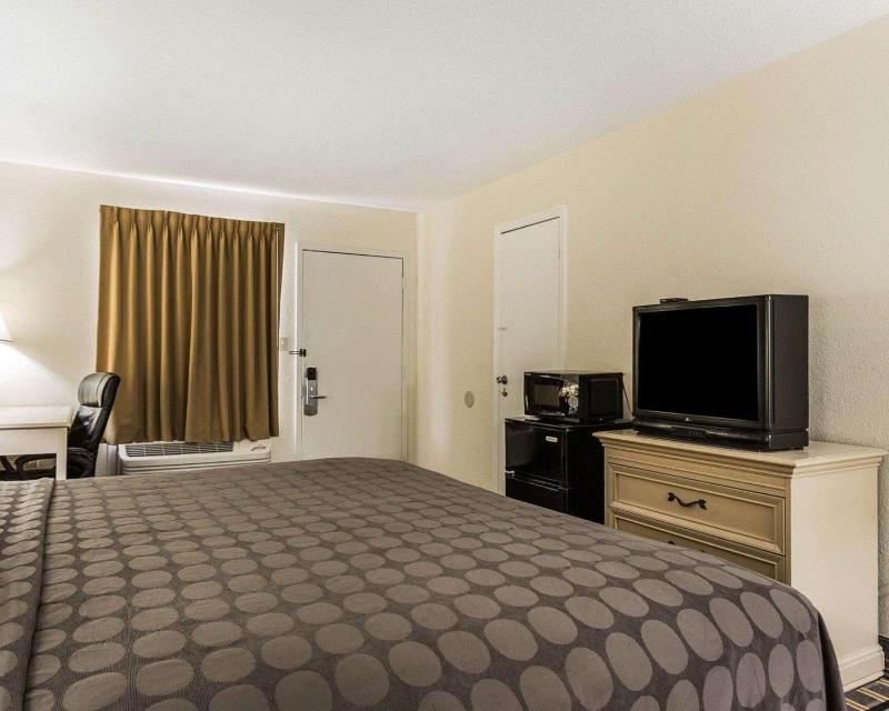 King Room - Non-Smoking image 3