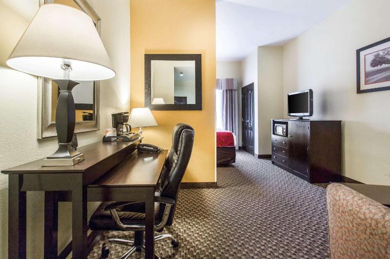 Queen Suite - Non-Smoking image 2
