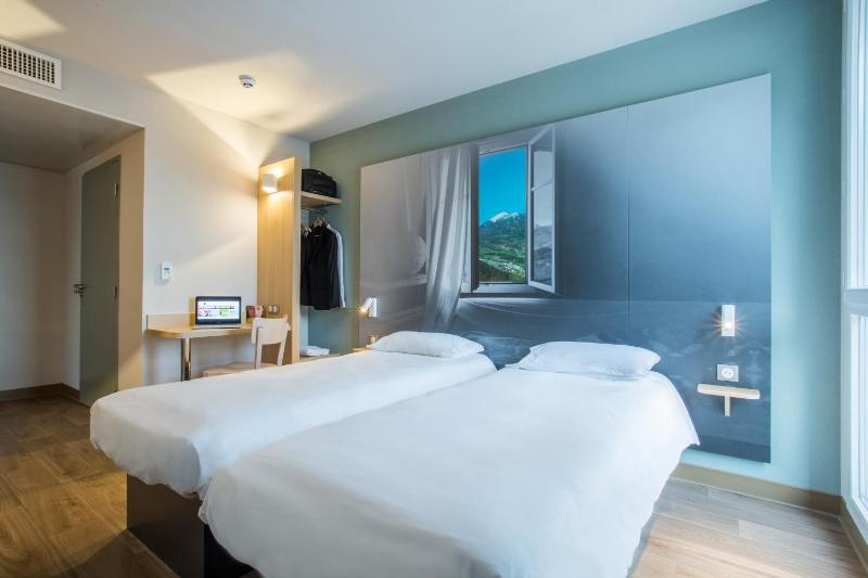 Twin Room image 3