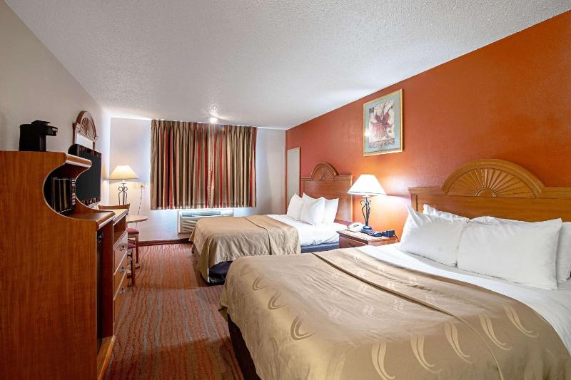 Queen Room with Two Queen Beds - Non-Smoking image 3