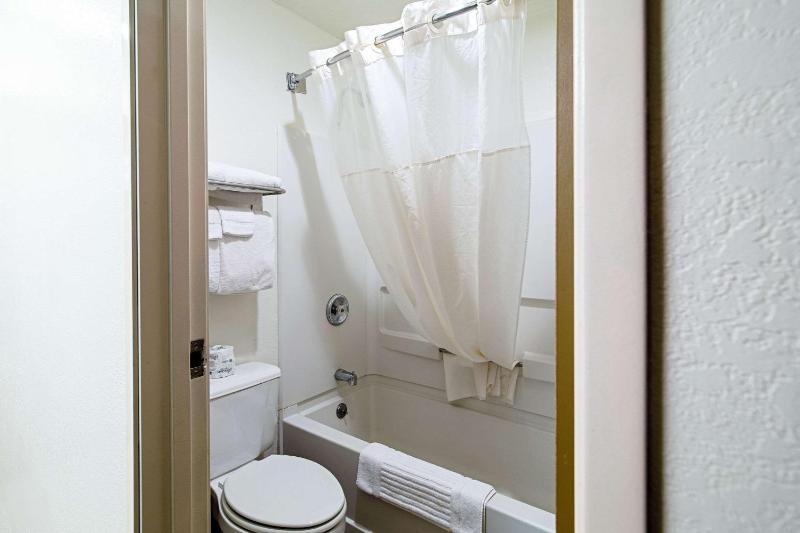 Queen Room with Two Queen Beds - Non-Smoking image 3
