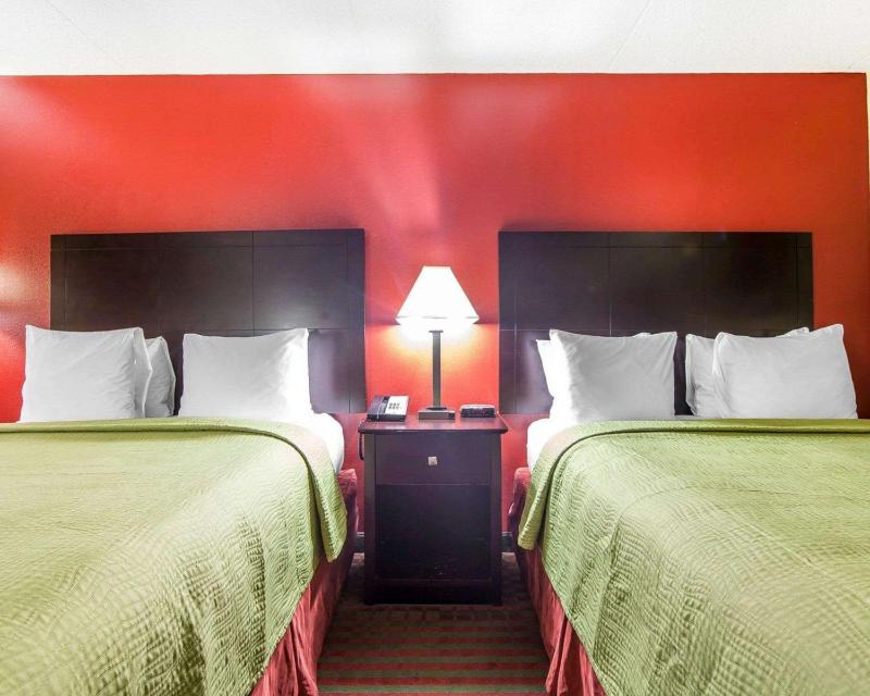 Queen Room with Two Queen Beds - Non-Smoking image 3