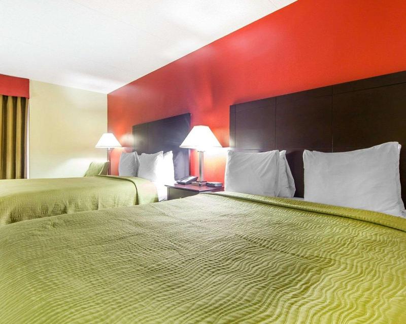 Queen Room with Two Queen Beds - Non-Smoking image 2
