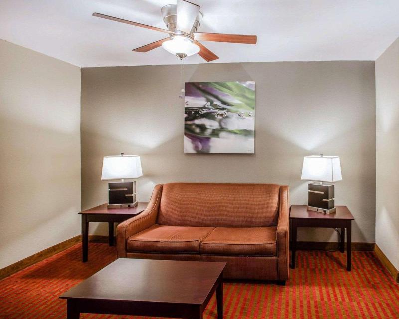 Queen Suite with Two Queen Beds - Non-Smoking image 4