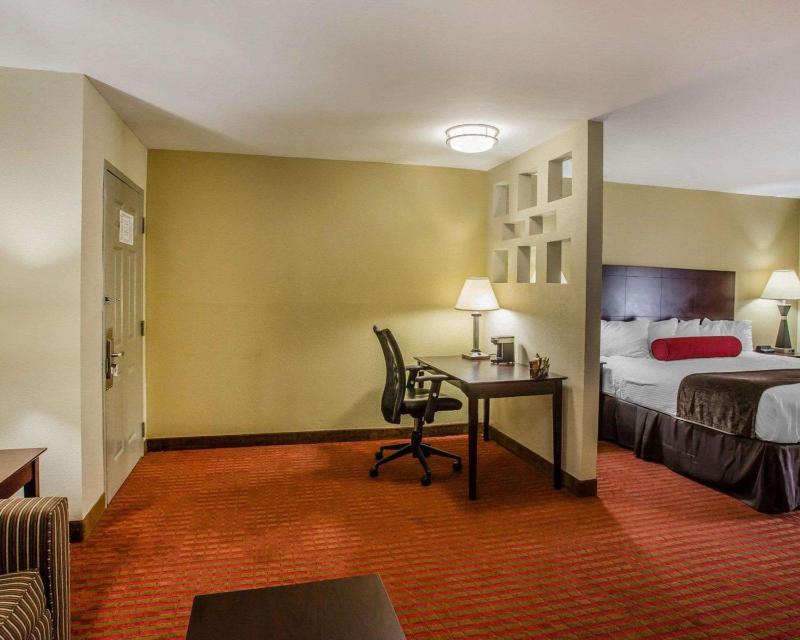 King Suite - Non-Smoking image 4