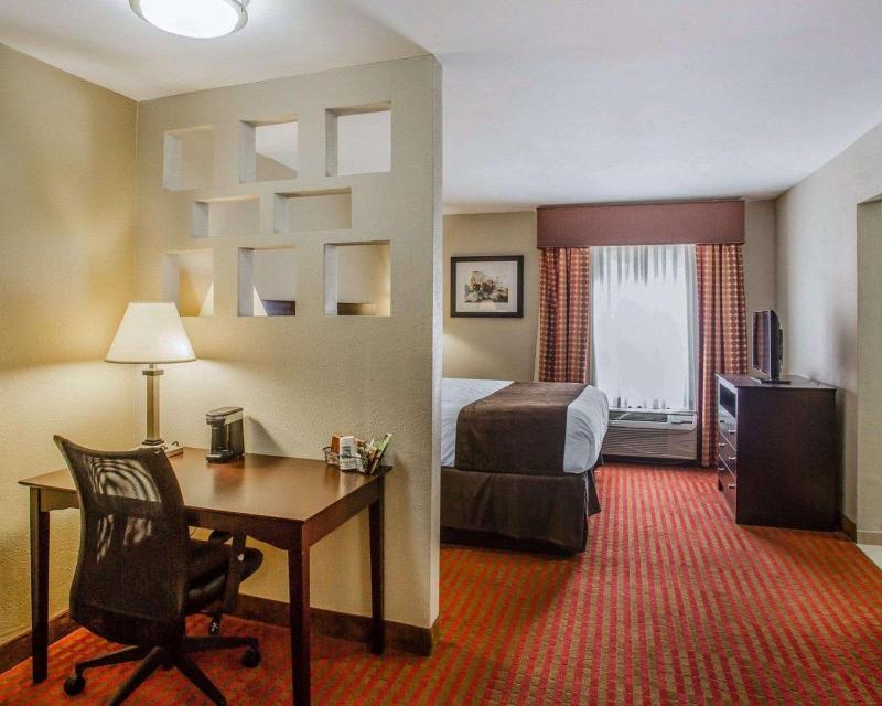 King Suite - Accessible/Non-Smoking image 4