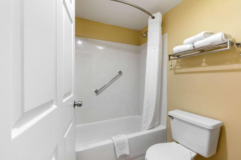 Queen Room with Two Queen Beds - Non-Smoking image 4