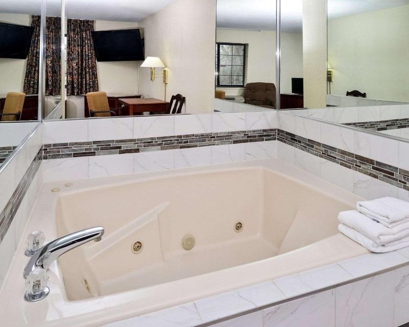 King Suite - Non-Smoking image 1