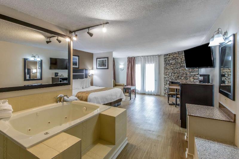 King Suite with Spa Bath and Wrap-Around Balcony image 3