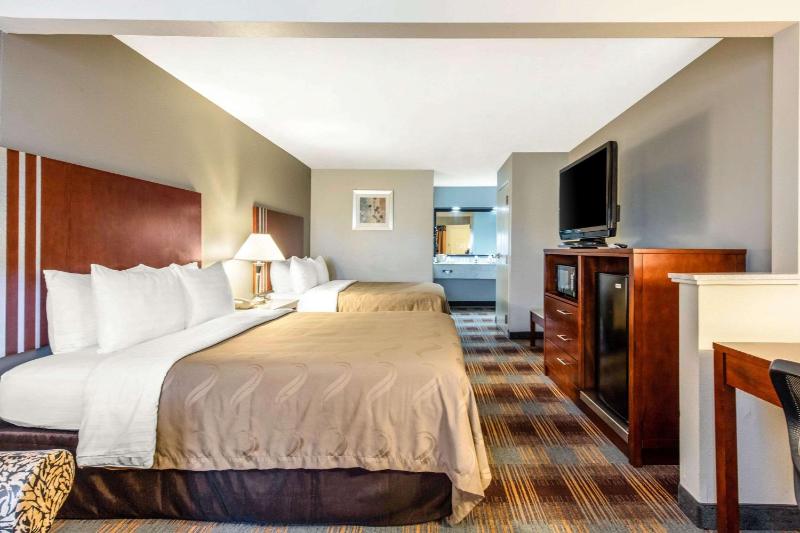 Queen Room with Two Queen Beds - Non-Smoking image 4