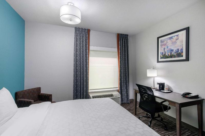 Queen Room with Two Queen Beds - Non-Smoking image 2