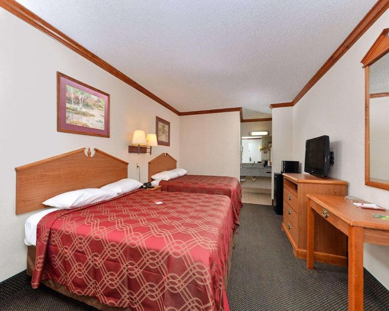 Queen Room with Two Queen Beds - Non-Smoking image 1