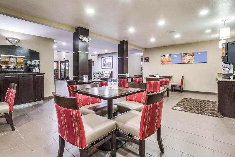 Comfort Inn & Suites Love Field-Dallas Market Center - image 2