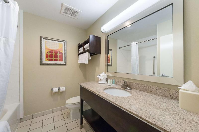 Queen Suite - Non-Smoking image 3