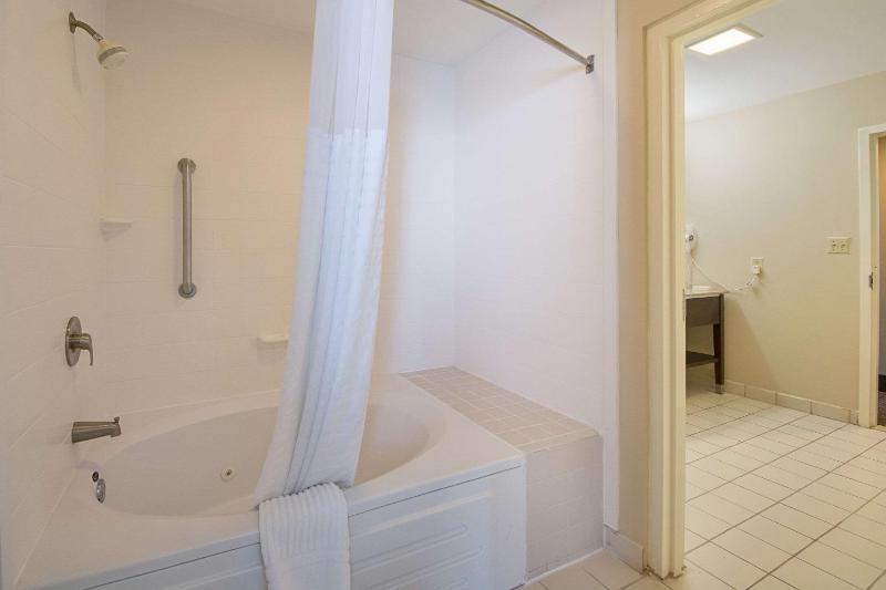 Queen Suite with Two Queen Beds - Non-Smoking image 4