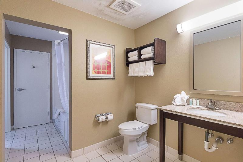 Queen Suite with Two Queen Beds - Non-Smoking image 2