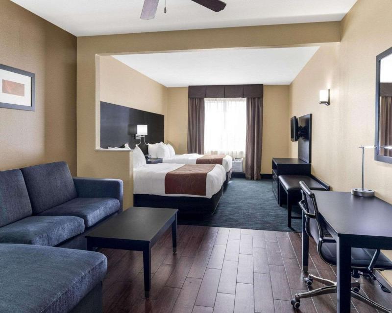Queen Suite with Two Queen Beds - Non-Smoking image 3
