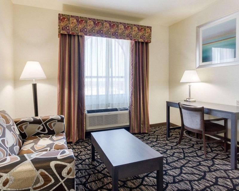 King Suite - Non-Smoking image 3
