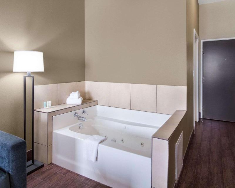 King Suite with Whirlpool Bath - Accessible/Non-Smoking image 2