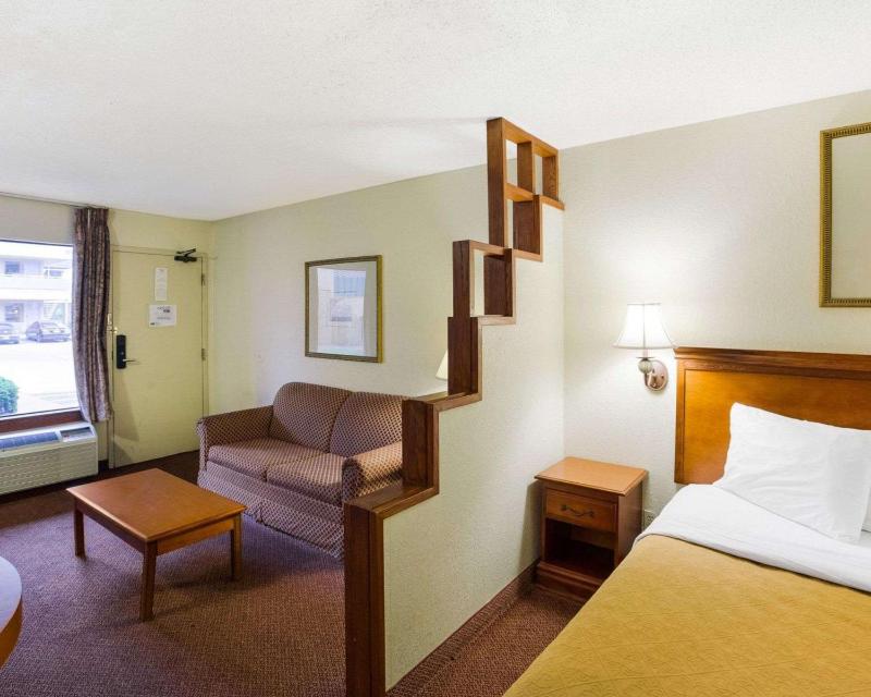 King Room - Non-Smoking image 4
