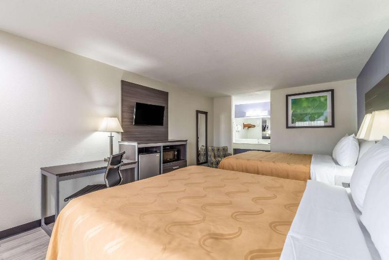 Queen Room with Two Queen Beds - Non-Smoking image 2