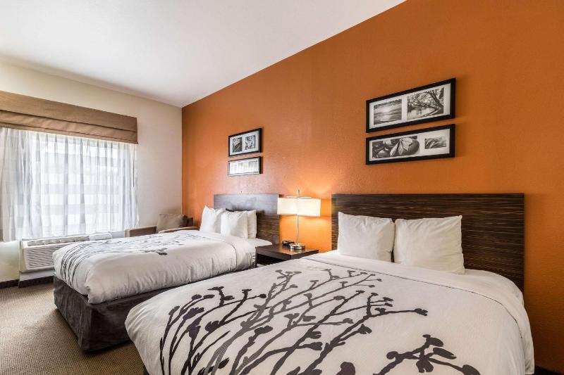 Queen Room with Two Queen Beds - Non-Smoking image 2
