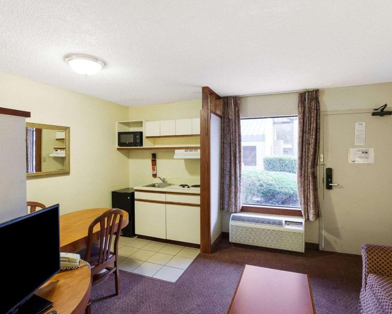 King Room - Non-Smoking image 2