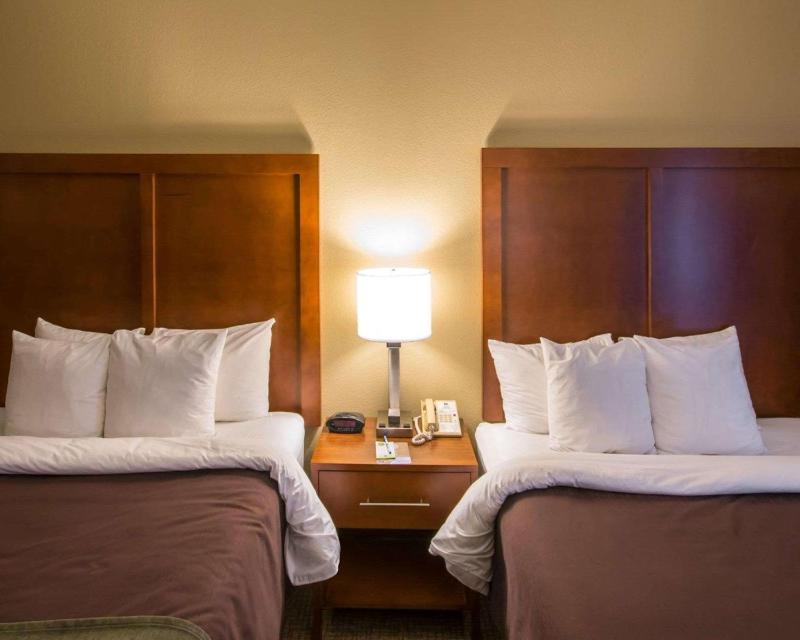 Queen Room with Two Queen Beds - Non-Smoking image 3