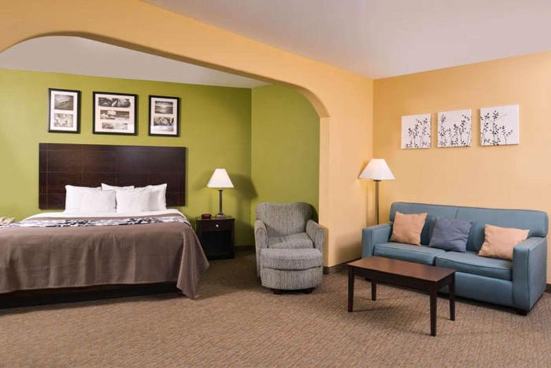 Suite with Sofa Bed image 3